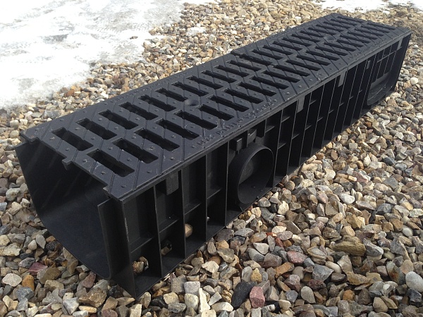 Комплект Лоток водоотводный Gidrolica Standart – пластиковый с решеткой Gidrolica Standart РВ -20.24.50 - чугунной DN 200 H-185 мм